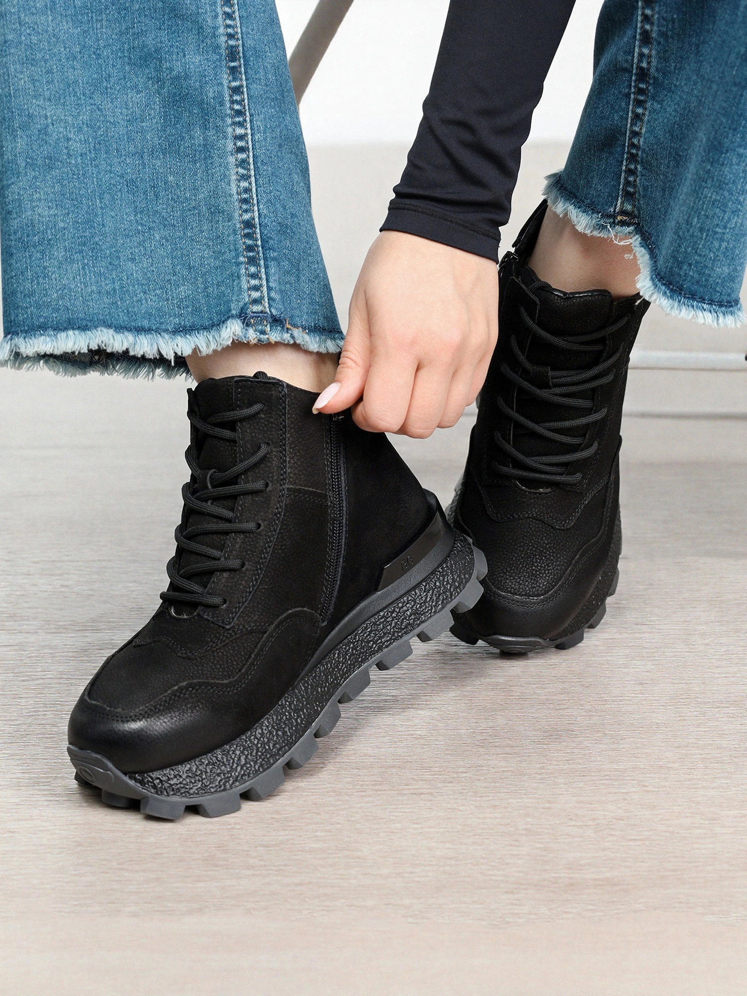 Кроссовки черного цвета на рельефной подошве